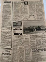 TERCÜMAN GAZETESİ - DOĞUM GÜNÜ HEDİYESİ (TURKISH NEWSPAPPER)  - 3 EKİM  1982 - SADECE DÖRT SAYFADIR -İlter Türkmen-Doğan Sümer-Ahmet Kabaklı-İlhan Bardakçı-Nauf Tamer-Bedi Faik-Mehmet Önder-Tarık Buğra-Osman Kibar-Cevher Özden-Kenan Evren-Bölge barışı için ağırlık koyuyoruz-İran’da vahşet ve panik-Tahran’da otel bombalandı yüzlerce ölü ve yaralı var-İhracatı yavaş yavaş öğreniyoruz-Kastelli, koğuşunda ödeme plânları hazırlıyor-Türk Anayasası hakkında fikir boşluğu içindeyiz-Yeşilköy’de kalan Ürdünlü işadamı iş görüşmelerini havaalanında yaptı-Yeni Başbakan kolları ekonomi için sıvadı-Gün ışığında-Batı tefekkürü ve İslam tasavvufu-Tarihten bugüne-Sözün kısası-Pazar kahvesi-Pazar sohbeti-Asıl saygı gereği-Dertli Çoban-Efsanelerin kümeleştiği ünlü bir Anadolu şehri Urfa-Pazar konuşmaları-Devleti arındırmak-Sinsilere imkân verilmemelidir-Kibarca-Bazı fakülte ve yüksek okullarda ön kayıtlar bugün başlayacak