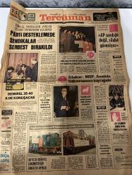 TERCÜMAN GAZETESİ - DOĞUM GÜNÜ HEDİYESİ (TURKISH NEWSPAPPER)  - 25 NİSAN 1977 - SADECE DÖRT SAYFADIR -Bülent Ecevit-Necmettin Erbakan-Alparslan Türkeş-Süleyman Demirel-Sadi Irmak-Ahmet Kabaklı-Rauf Tamer-Nazlı Ilıcak-Sadettin Çulcu-F N Fafik Camlibel-PARTİ DESTEKLİ EMEDE SENDİKALAR SERBEST BIRAKILDI-AP SANDIĞA DEĞİL SİLAHA GÜVENİYOR-BU SEÇİM MHP İÇİN EN ŞANSLI VE VERİMLİ SEÇİM OLACAKTIR-MSP ANADOLU KALKINMASININ BAYRAĞIDIR-DEMİREL 35 40 İLDE KONUŞACAK-40 YILLIK BUHARLI LOKOMOTİFLER EMEKLİYE AYRILDI-TÜRKİYE GERÇEĞİ VE ULUSLARARASI TEDHİŞ ÖRGÜTLERİNİN İŞBİRLİĞİ-PAKİSTAN DA YENİ MUHALEFET LİDERLERİ DE TUTUKLANDI-İRLANDA DA TEDHİŞ YENİDEN BAŞLADI-VETO HAKKI CEBİR UNSURUNA DELİL YAPILMIŞTI-16 YIL SONRA SALİM BAŞOLU YARGILIYORUZ-HALK DEĞİL MİLLET DEYİNİZ
