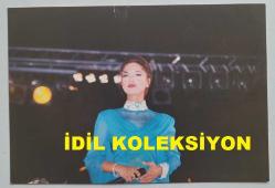 EBRU GÜNDEŞ'İN ORİJİNAL FOTOĞRAFI - 13 x 9 cm EBADINDA - EBRU GÜNDEŞ 1990'LARDA SAHNE ALDIĞI BİR KONSERDE MAVİ ELBİSESİYLE ŞARKI OKURKEN ÇEKİLMİŞ BİR KARE. (H. GÖKHAN BEYAZGÜL) -  ÖZEL ARŞİV!