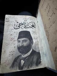 Osmanlı dönemi önemli sözlüklerinden Lügat-ı Naci, yazarı Muallim Naci. Yaklaşık 1890–1910 yılları arası basılmış cep boy sözlüktür. Kitapta Osmanlı Türkçesi, Arapça ve Farsça kelimelerin açıklamaları bulunmaktadır. Osmanlı eğitiminde kullanılan klasik sözlüklerden biridir. İç sayfalar Osmanlı Türkçesi basımdır. Yaşına bağlı yıpranmalar ve eski dönem el yazısı notlar mevcuttur. Antika kitap ve Osmanlı koleksiyonu yapanlar için güzel bir parçadır.