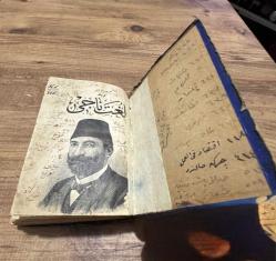 Osmanlı dönemi önemli sözlüklerinden Lügat-ı Naci, yazarı Muallim Naci. Yaklaşık 1890–1910 yılları arası basılmış cep boy sözlüktür. Kitapta Osmanlı Türkçesi, Arapça ve Farsça kelimelerin açıklamaları bulunmaktadır. Osmanlı eğitiminde kullanılan klasik sözlüklerden biridir. İç sayfalar Osmanlı Türkçesi basımdır. Yaşına bağlı yıpranmalar ve eski dönem el yazısı notlar mevcuttur. Antika kitap ve Osmanlı koleksiyonu yapanlar için güzel bir parçadır.