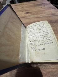 Osmanlı dönemi önemli sözlüklerinden Lügat-ı Naci, yazarı Muallim Naci. Yaklaşık 1890–1910 yılları arası basılmış cep boy sözlüktür. Kitapta Osmanlı Türkçesi, Arapça ve Farsça kelimelerin açıklamaları bulunmaktadır. Osmanlı eğitiminde kullanılan klasik sözlüklerden biridir. İç sayfalar Osmanlı Türkçesi basımdır. Yaşına bağlı yıpranmalar ve eski dönem el yazısı notlar mevcuttur. Antika kitap ve Osmanlı koleksiyonu yapanlar için güzel bir parçadır.