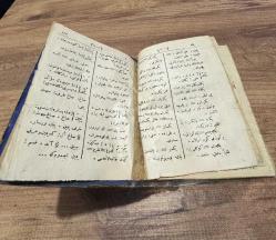 Osmanlı dönemi önemli sözlüklerinden Lügat-ı Naci, yazarı Muallim Naci. Yaklaşık 1890–1910 yılları arası basılmış cep boy sözlüktür. Kitapta Osmanlı Türkçesi, Arapça ve Farsça kelimelerin açıklamaları bulunmaktadır. Osmanlı eğitiminde kullanılan klasik sözlüklerden biridir. İç sayfalar Osmanlı Türkçesi basımdır. Yaşına bağlı yıpranmalar ve eski dönem el yazısı notlar mevcuttur. Antika kitap ve Osmanlı koleksiyonu yapanlar için güzel bir parçadır.