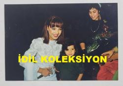 EBRU GÜNDEŞ'İN ORİJİNAL FOTOĞRAFI - 12,5 x 8,5 cm EBADINDA - EBRU GÜNDEŞ, 1990'LARDA BEYAZ ELBİSESİYLE SAHNE ALDIĞI BİR KONSERDE MİNİK BİR HAYRANIYLA BİRLİKTE HATIRA POZU VERİRKEN ÇEKİLMİŞ ÇOK NET KALİTEDE BİR FOTOĞRAF... ÖZEL ARŞİV!