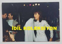 EBRU GÜNDEŞ'İN ORİJİNAL FOTOĞRAFI - 12,5 x 8,5 cm EBADINDA - EBRU GÜNDEŞ, 1990'LARDA BEYAZ ELBİSESİYLE SAHNE ALDIĞI BİR KONSERDE ŞARKI OKURKEN ÇEKİLMİŞ ÇOK NET KALİTEDE BİR FOTOĞRAF... ÖZEL ARŞİV!