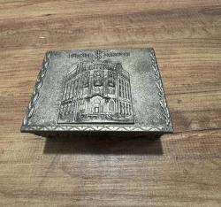 Antika 1970’li yıllara ait, Türkiye İş Bankası'nın Ankara Ulus’taki meşhur tarihi genel müdürlük binasının (Mimar Giulio Mongeri eseri) yüksek kabartma görselini taşıyan nadir bir dönem objesidir.Takı aksesuar Kutusu