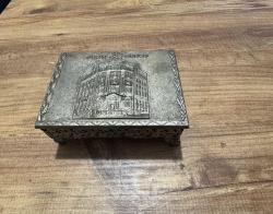 Antika 1970’li yıllara ait, Türkiye İş Bankası'nın Ankara Ulus’taki meşhur tarihi genel müdürlük binasının (Mimar Giulio Mongeri eseri) yüksek kabartma görselini taşıyan nadir bir dönem objesidir.Takı aksesuar Kutusu