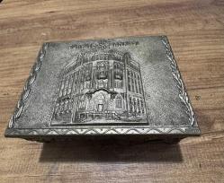 Antika 1970’li yıllara ait, Türkiye İş Bankası'nın Ankara Ulus’taki meşhur tarihi genel müdürlük binasının (Mimar Giulio Mongeri eseri) yüksek kabartma görselini taşıyan nadir bir dönem objesidir.Takı aksesuar Kutusu