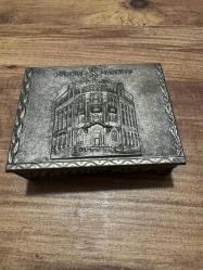 Antika 1970’li yıllara ait, Türkiye İş Bankası'nın Ankara Ulus’taki meşhur tarihi genel müdürlük binasının (Mimar Giulio Mongeri eseri) yüksek kabartma görselini taşıyan nadir bir dönem objesidir.Takı aksesuar Kutusu