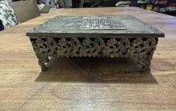 Antika 1970’li yıllara ait, Türkiye İş Bankası'nın Ankara Ulus’taki meşhur tarihi genel müdürlük binasının (Mimar Giulio Mongeri eseri) yüksek kabartma görselini taşıyan nadir bir dönem objesidir.Takı aksesuar Kutusu