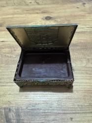 Antika 1970’li yıllara ait, Türkiye İş Bankası'nın Ankara Ulus’taki meşhur tarihi genel müdürlük binasının (Mimar Giulio Mongeri eseri) yüksek kabartma görselini taşıyan nadir bir dönem objesidir.Takı aksesuar Kutusu