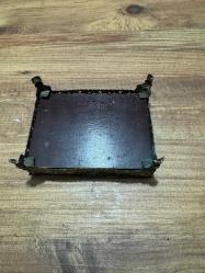 Antika 1970’li yıllara ait, Türkiye İş Bankası'nın Ankara Ulus’taki meşhur tarihi genel müdürlük binasının (Mimar Giulio Mongeri eseri) yüksek kabartma görselini taşıyan nadir bir dönem objesidir.Takı aksesuar Kutusu