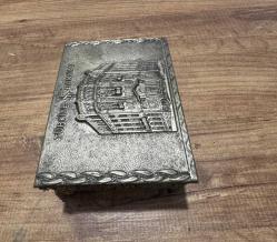 Antika 1970’li yıllara ait, Türkiye İş Bankası'nın Ankara Ulus’taki meşhur tarihi genel müdürlük binasının (Mimar Giulio Mongeri eseri) yüksek kabartma görselini taşıyan nadir bir dönem objesidir.Takı aksesuar Kutusu