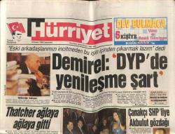 Hürriyet Gazetesi 24 Kasım 1990 - Başbakan Akbulut Hülya Avşarı Gözleri Kapalı Dinliyor GZ67809