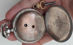 YÜZ DE YÜZ OSMANLI DÖNEMİ PADİŞAHA ÖZEL YAPTIRILAN ORİJİNAL AKTİF ANAHTAR KURMALI TUĞRA DAMGA VE İMZALI MUHTEŞEM GÜMÜŞ CEP SAATİ P1AA1D1 ÇOK NADİRDİR