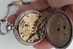 YÜZ DE YÜZ OSMANLI DÖNEMİ PADİŞAHA ÖZEL YAPTIRILAN ORİJİNAL AKTİF ANAHTAR KURMALI TUĞRA DAMGA VE İMZALI MUHTEŞEM GÜMÜŞ CEP SAATİ P1AA1D1 ÇOK NADİRDİR