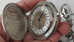 ESKİ DÖNEM RUSYA MOLNİJA MARKA KURMALI ORİJİNAL AKTİF KAPAKLI KAPAK FRANSIZ MÖTİFLİ MUHTEŞEM KÖSTEKLİ CEP SAATİ NN2RR1A NADİR