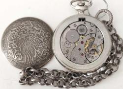 ESKİ DÖNEM RUSYA MOLNİJA MARKA KURMALI ORİJİNAL AKTİF KAPAKLI KAPAK FRANSIZ MÖTİFLİ MUHTEŞEM KÖSTEKLİ CEP SAATİ NN2RR1A NADİR