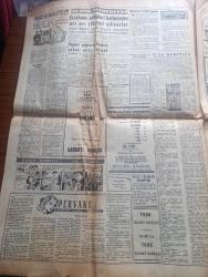 Milliyet Gazetesi - Turkish Newspaper - 4 Aralık 1954 - Akdeniz'in kapısında Türkiye yazan Ali Naci Karacan Başmakale - kar hadlerinde değişiklik yapıldı - İsmet İnönü dün Hüseyin Cahit Yalçın'ı ziyaret etti Fotoğrafı - Kapalıçarşı halka açıldı - yangından kurtarılan 1400 dükkan alışveriş yerine temizlik yaptı -  Çarşı esnafının yardım listesi - komünistler sulh taarruzları ile vakit kazanmak istiyor - sevilen artist Vasfi Rıza Zobu'nun otomobili çalındı - Dağlar kralı yazan Refi Cevad Ulunay Yazı Dizisi - Pervane Yazan Kerime Nadir Yazı Dizisi - Atatürk'ün bir kadına mektupları tercüme ve izah eden Peyami Safa Yazı Dizisi - Cingöz Recai yazan Server Bedi Yazı Dizisi - Türkiye İş Bankası - Galatasaray Emniyetle Lig'in en enteresan maçını bugün oynuyor - Stanley Matthews hala gözde futbolcu - Galatasaray Beogradski basketbol maçı - Vefa Garbis İsmet Tarık ve Recai'ye boykot verdi - milli takım grekoromen seçmeleri bugün başlıyor - Beykoz Kasımpaşa karşılaşıyor - Bülent Akkurt