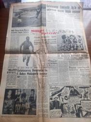 Milliyet Gazetesi - Turkish Newspaper - 4 Aralık 1954 - Akdeniz'in kapısında Türkiye yazan Ali Naci Karacan Başmakale - kar hadlerinde değişiklik yapıldı - İsmet İnönü dün Hüseyin Cahit Yalçın'ı ziyaret etti Fotoğrafı - Kapalıçarşı halka açıldı - yangından kurtarılan 1400 dükkan alışveriş yerine temizlik yaptı -  Çarşı esnafının yardım listesi - komünistler sulh taarruzları ile vakit kazanmak istiyor - sevilen artist Vasfi Rıza Zobu'nun otomobili çalındı - Dağlar kralı yazan Refi Cevad Ulunay Yazı Dizisi - Pervane Yazan Kerime Nadir Yazı Dizisi - Atatürk'ün bir kadına mektupları tercüme ve izah eden Peyami Safa Yazı Dizisi - Cingöz Recai yazan Server Bedi Yazı Dizisi - Türkiye İş Bankası - Galatasaray Emniyetle Lig'in en enteresan maçını bugün oynuyor - Stanley Matthews hala gözde futbolcu - Galatasaray Beogradski basketbol maçı - Vefa Garbis İsmet Tarık ve Recai'ye boykot verdi - milli takım grekoromen seçmeleri bugün başlıyor - Beykoz Kasımpaşa karşılaşıyor - Bülent Akkurt