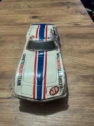 Vintage Teneke Corvette Yarış Arabası – PİLLİ 1960–70’ler dönemi, teneke gövdeli Pilli **Chevrolet Corvette yarış arabası oyuncak. Üzerinde “Corvette Racing Team” yazıları ve yarış çizgileri bulunmaktadır. Orijinal boyası üzerinde, yaşına bağlı kullanım ve pas izleri vardır. Koleksiyonluk dekoratif bir parçadır. Çalışmıyor bakım gerekiyor anlayana değerlendirmek isteyene hayırlı olsun