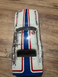 Vintage Teneke Corvette Yarış Arabası – PİLLİ 1960–70’ler dönemi, teneke gövdeli Pilli **Chevrolet Corvette yarış arabası oyuncak. Üzerinde “Corvette Racing Team” yazıları ve yarış çizgileri bulunmaktadır. Orijinal boyası üzerinde, yaşına bağlı kullanım ve pas izleri vardır. Motoru arızalı olduğu için söküldü arka taraftaki ışığı yanıyor. Koleksiyonluk dekoratif bir parçadır.