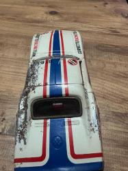 Vintage Teneke Corvette Yarış Arabası – PİLLİ 1960–70’ler dönemi, teneke gövdeli Pilli **Chevrolet Corvette yarış arabası oyuncak. Üzerinde “Corvette Racing Team” yazıları ve yarış çizgileri bulunmaktadır. Orijinal boyası üzerinde, yaşına bağlı kullanım ve pas izleri vardır. Motoru arızalı olduğu için söküldü arka taraftaki ışığı yanıyor. Koleksiyonluk dekoratif bir parçadır.