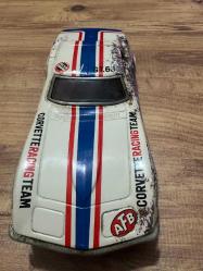 Vintage Teneke Corvette Yarış Arabası – PİLLİ 1960–70’ler dönemi, teneke gövdeli Pilli **Chevrolet Corvette yarış arabası oyuncak. Üzerinde “Corvette Racing Team” yazıları ve yarış çizgileri bulunmaktadır. Orijinal boyası üzerinde, yaşına bağlı kullanım ve pas izleri vardır. Motoru arızalı olduğu için söküldü arka taraftaki ışığı yanıyor. Koleksiyonluk dekoratif bir parçadır.