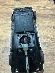 Vintage Teneke Corvette Yarış Arabası – PİLLİ 1960–70’ler dönemi, teneke gövdeli Pilli **Chevrolet Corvette yarış arabası oyuncak. Üzerinde “Corvette Racing Team” yazıları ve yarış çizgileri bulunmaktadır. Orijinal boyası üzerinde, yaşına bağlı kullanım ve pas izleri vardır. Motoru arızalı olduğu için söküldü arka taraftaki ışığı yanıyor. Koleksiyonluk dekoratif bir parçadır.