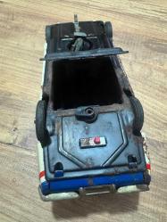 Vintage Teneke Corvette Yarış Arabası – PİLLİ 1960–70’ler dönemi, teneke gövdeli Pilli **Chevrolet Corvette yarış arabası oyuncak. Üzerinde “Corvette Racing Team” yazıları ve yarış çizgileri bulunmaktadır. Orijinal boyası üzerinde, yaşına bağlı kullanım ve pas izleri vardır. Motoru arızalı olduğu için söküldü arka taraftaki ışığı yanıyor. Koleksiyonluk dekoratif bir parçadır.