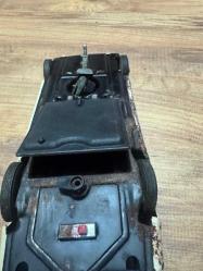 Vintage Teneke Corvette Yarış Arabası – PİLLİ 1960–70’ler dönemi, teneke gövdeli Pilli **Chevrolet Corvette yarış arabası oyuncak. Üzerinde “Corvette Racing Team” yazıları ve yarış çizgileri bulunmaktadır. Orijinal boyası üzerinde, yaşına bağlı kullanım ve pas izleri vardır. Motoru arızalı olduğu için söküldü arka taraftaki ışığı yanıyor. Koleksiyonluk dekoratif bir parçadır.