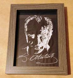 ATATÜRK TEMALI İĞNE İŞLEMELİ TAHTA ÇERÇEVELİ RESİM (16X21 cm)