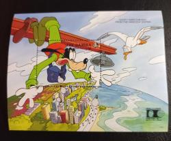 1992 yılında Gambiya tarafından çıkarılan ve üzerinde Disney karakteri Goofy'nin Chicago'daki Hancock Center manzarası eşliğinde tasvir edildiği 