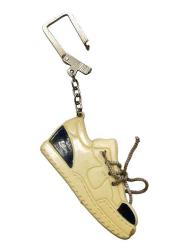 1980ler Siyah Beyaz Spor Ayakkabı Formunda Anahtarlık AKS1685