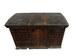 Kestane Ağacı Kabaralı Anahtarı Üzerinde Eski Ahşap Sandık AOB3710