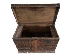 Kestane Ağacı Kabaralı Anahtarı Üzerinde Eski Ahşap Sandık AOB3710