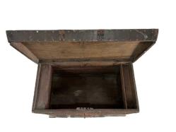 Kestane Ağacı Kabaralı Anahtarı Üzerinde Eski Ahşap Sandık AOB3710