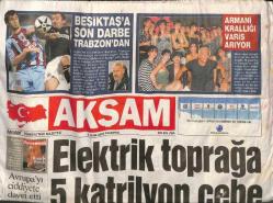 Akşam Gazetesi 4 Ekim 2004 - Armani Krallığı Varis Arıyor - Elektrik Toprağa 5 Katrilyon Cebe GZ113508