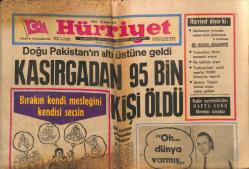 Hürriyet Gazetesi 15 Kasım 1970 - Doğu Pakistanın Altı Üstüne Geldi Kasırgadan 95 Bin Kişi Öldü GZ117500
