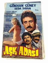 AŞK ADASI(1983) FİLMİ ORİJİNAL AFİŞ POSTER GÖKHAN GÜNEY- SEDA SAYAN- YILMAZ KÖKSAL- GÖNÜL KRT19969