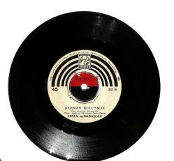 Ersen ve Dadaşlar (1974) – Döne Sevdiğim Derman Bulunmaz PLAK (107.5) PLK18486