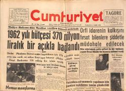 Cumhuriyet Gazetesi 2 Aralık 1961 - 1962 Yılı Bütçesi 370 Milyon Liralık Bir Açıkla Bağlandı - Açıkta Kalan Lise Mezunları Dün Bir Derse Müdahale Etti GZ139056