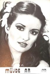 Müjde Ar Siyah-Beyaz Kartpostal (Orta Boy) KRT23486