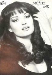 Müjde Ar Siyah-Beyaz Kartpostal (Orta Boy) KRT23487