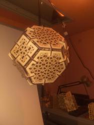 ✨Yüzeyi kare ve altıgenlerden oluşan islami desenli ahşap küre avizearımı