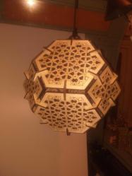 ✨Yüzeyi kare ve altıgenlerden oluşan islami desenli ahşap küre avizearımı