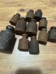 Mühürlü & Damgalı Antika Terazi Ağırlık Seti  1 adet 2 kiloluk  2 adet 1 kiloluk 8 adet 500 gramlık Toplam  11  adet Koleksiyonluk ve dekoratif değeri yüksek, mühür detayları korunmuş tam set! Her parça üzerinde belirgin harf damgaları ve çerçeveli dönem mühürleri mevcuttur.