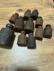 Mühürlü & Damgalı Antika Terazi Ağırlık Seti  1 adet 2 kiloluk  2 adet 1 kiloluk 8 adet 500 gramlık Toplam  11  adet Koleksiyonluk ve dekoratif değeri yüksek, mühür detayları korunmuş tam set! Her parça üzerinde belirgin harf damgaları ve çerçeveli dönem mühürleri mevcuttur.