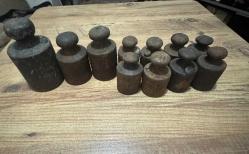 Mühürlü & Damgalı Antika Terazi Ağırlık Seti  1 adet 2 kiloluk  2 adet 1 kiloluk 8 adet 500 gramlık Toplam  11  adet Koleksiyonluk ve dekoratif değeri yüksek, mühür detayları korunmuş tam set! Her parça üzerinde belirgin harf damgaları ve çerçeveli dönem mühürleri mevcuttur.