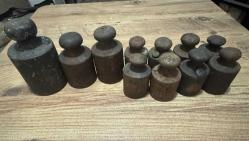 Mühürlü & Damgalı Antika Terazi Ağırlık Seti  1 adet 2 kiloluk  2 adet 1 kiloluk 8 adet 500 gramlık Toplam  11  adet Koleksiyonluk ve dekoratif değeri yüksek, mühür detayları korunmuş tam set! Her parça üzerinde belirgin harf damgaları ve çerçeveli dönem mühürleri mevcuttur.